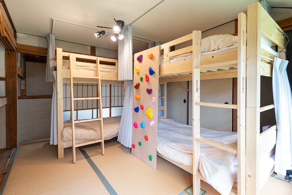 写真：木製の2段ベッドが2つある和室