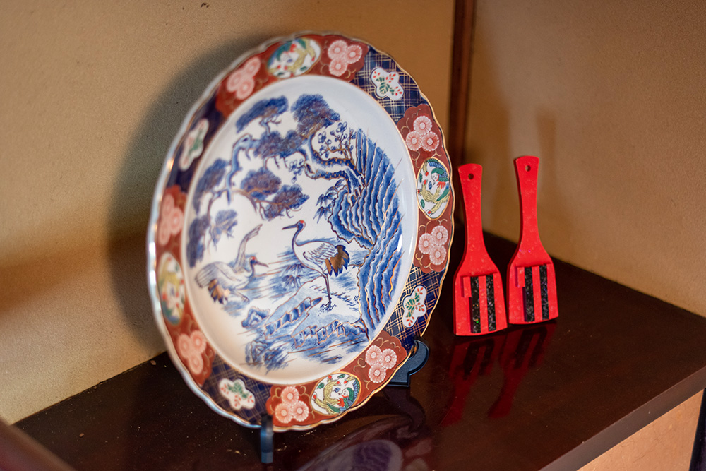 写真：大きな皿（皿鉢）と鳴子