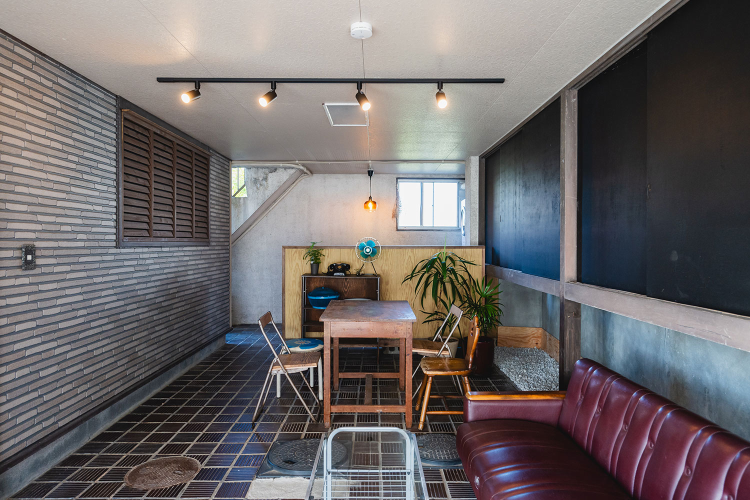 写真:ソファやテーブルが置かれたミッドセンチュリー調の空間