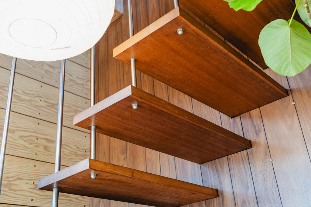 写真:木材と金属を使った階段。踏み面が宙に浮いたようなデザイン
