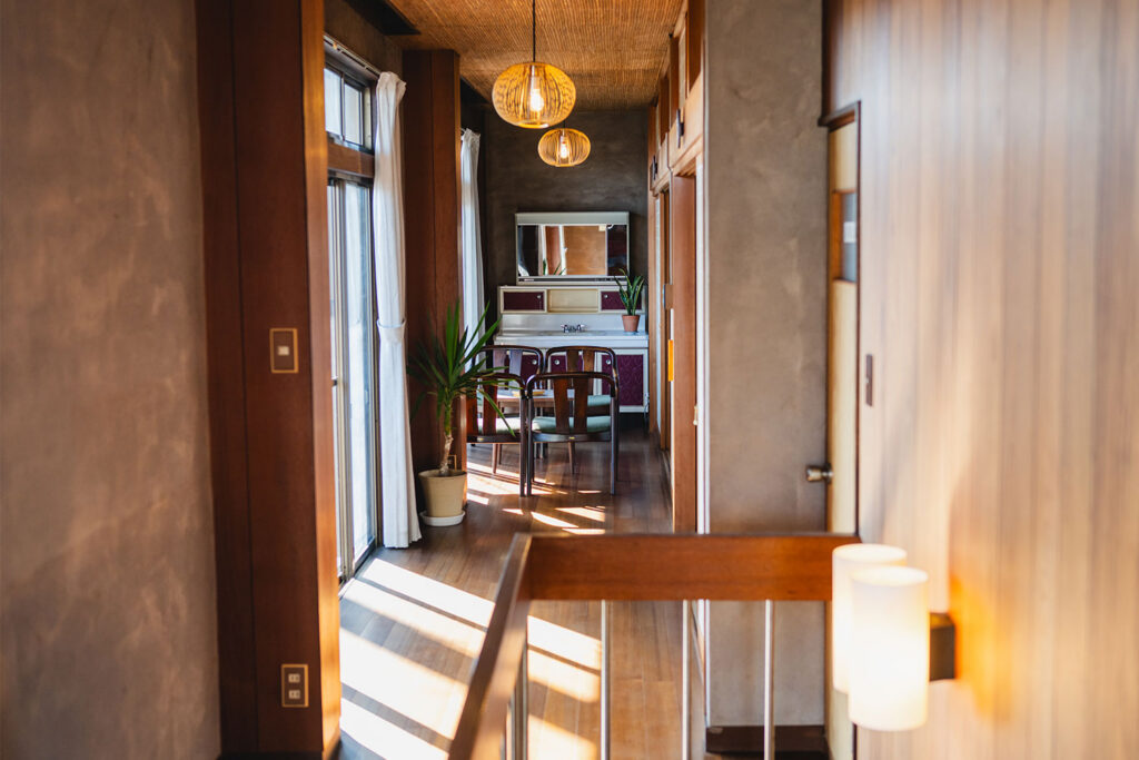 写真:2階の縁側。机と椅子があり、憩いスペースになっている。