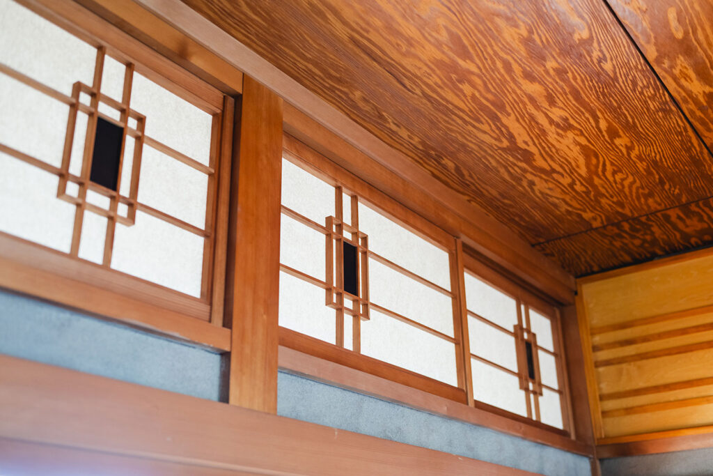 写真:組み細工を施した欄間の障子