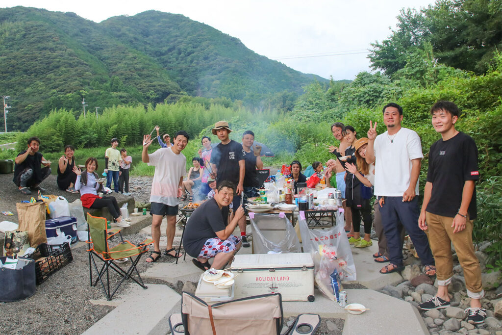 写真:バーベキューを楽しむ人たち