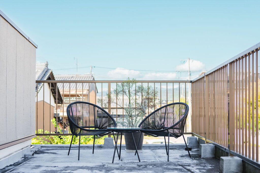 写真:2脚の椅子とテーブルのあるバルコニー