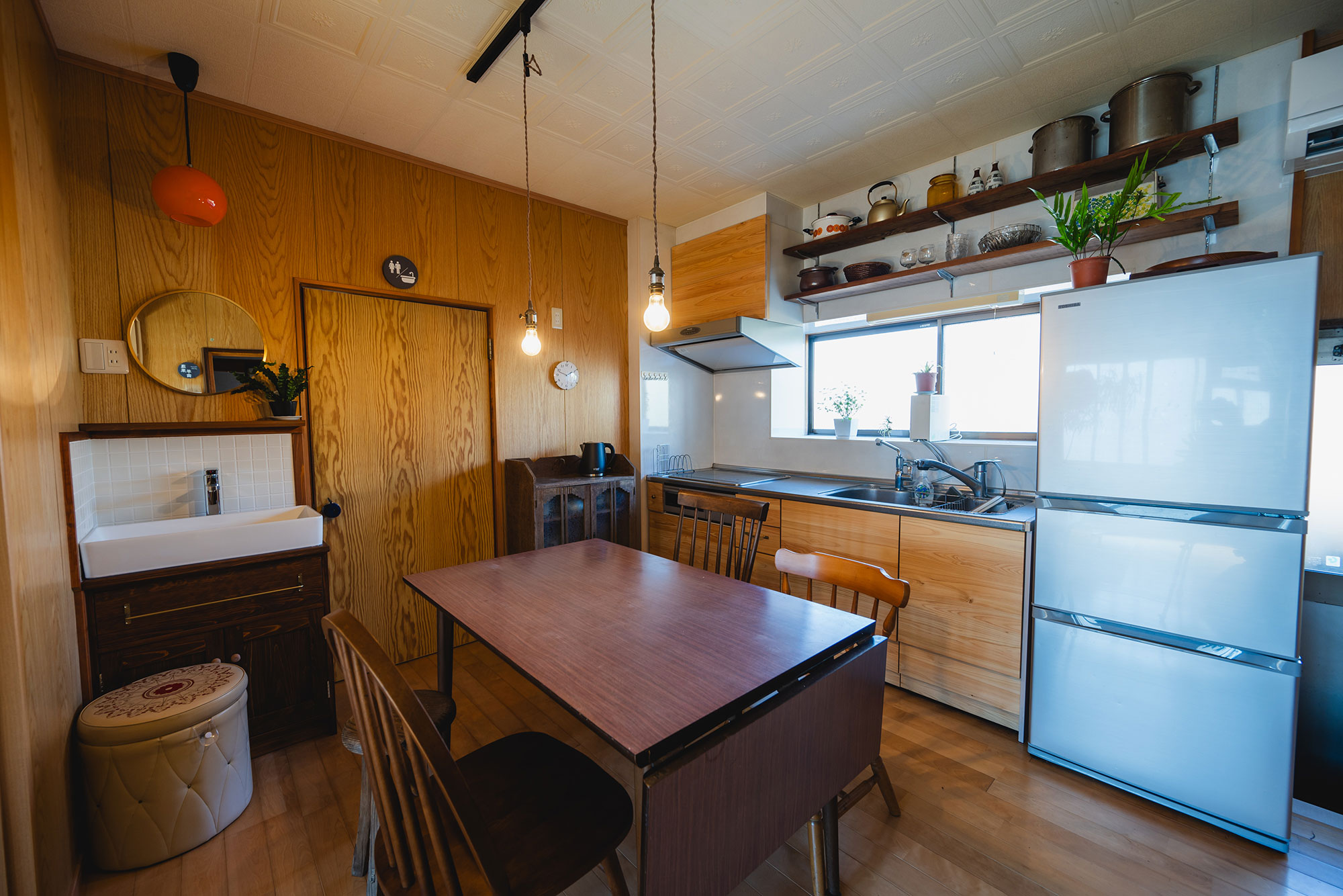 写真:ダイニングテーブルのあるキッチン