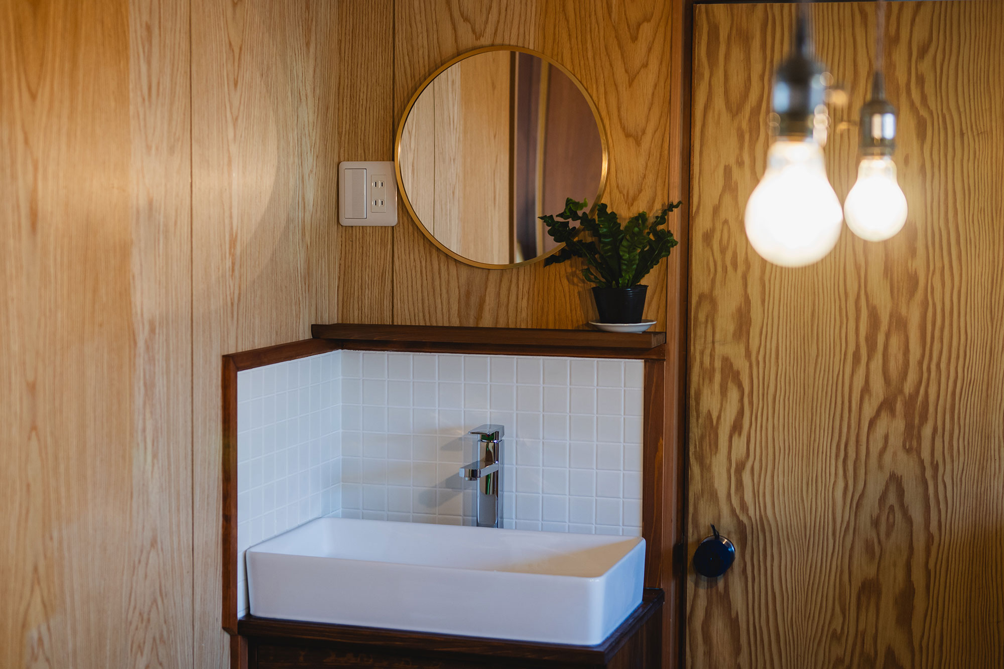 写真:丸い鏡のある手洗い場