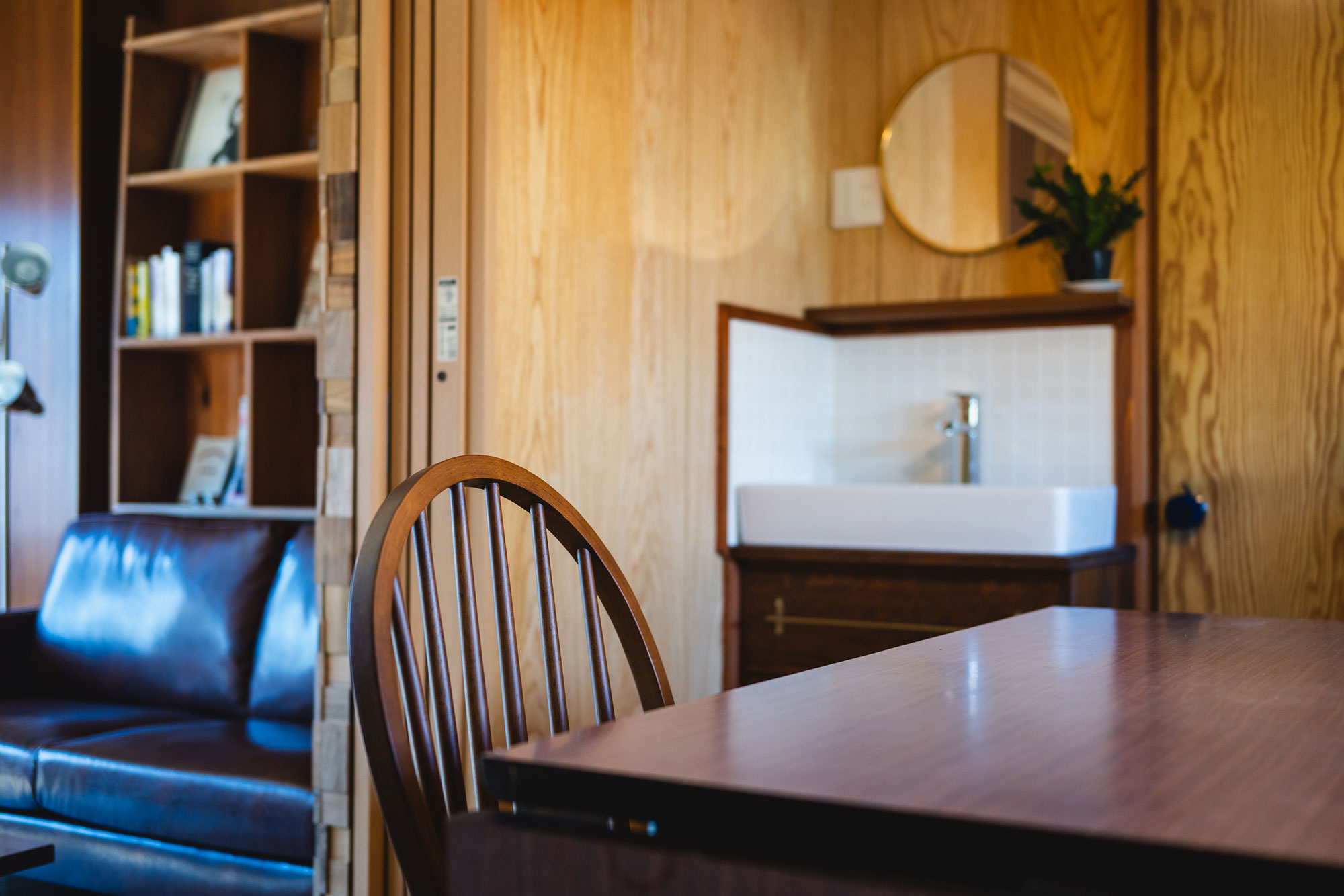 写真:テーブルの奥に手洗い場があります