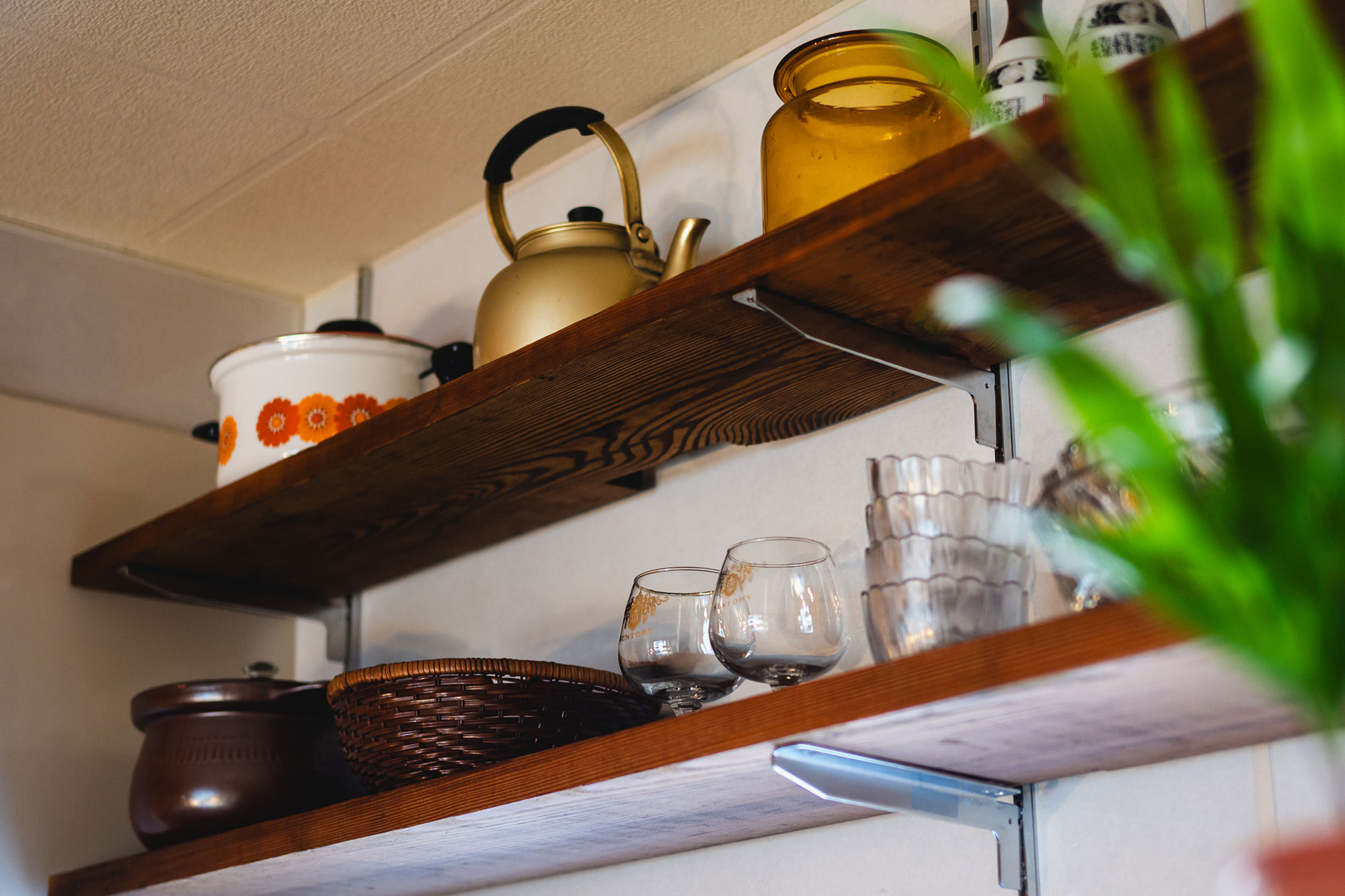 写真:天井付近の棚に、夜間や鍋などが並んでいます