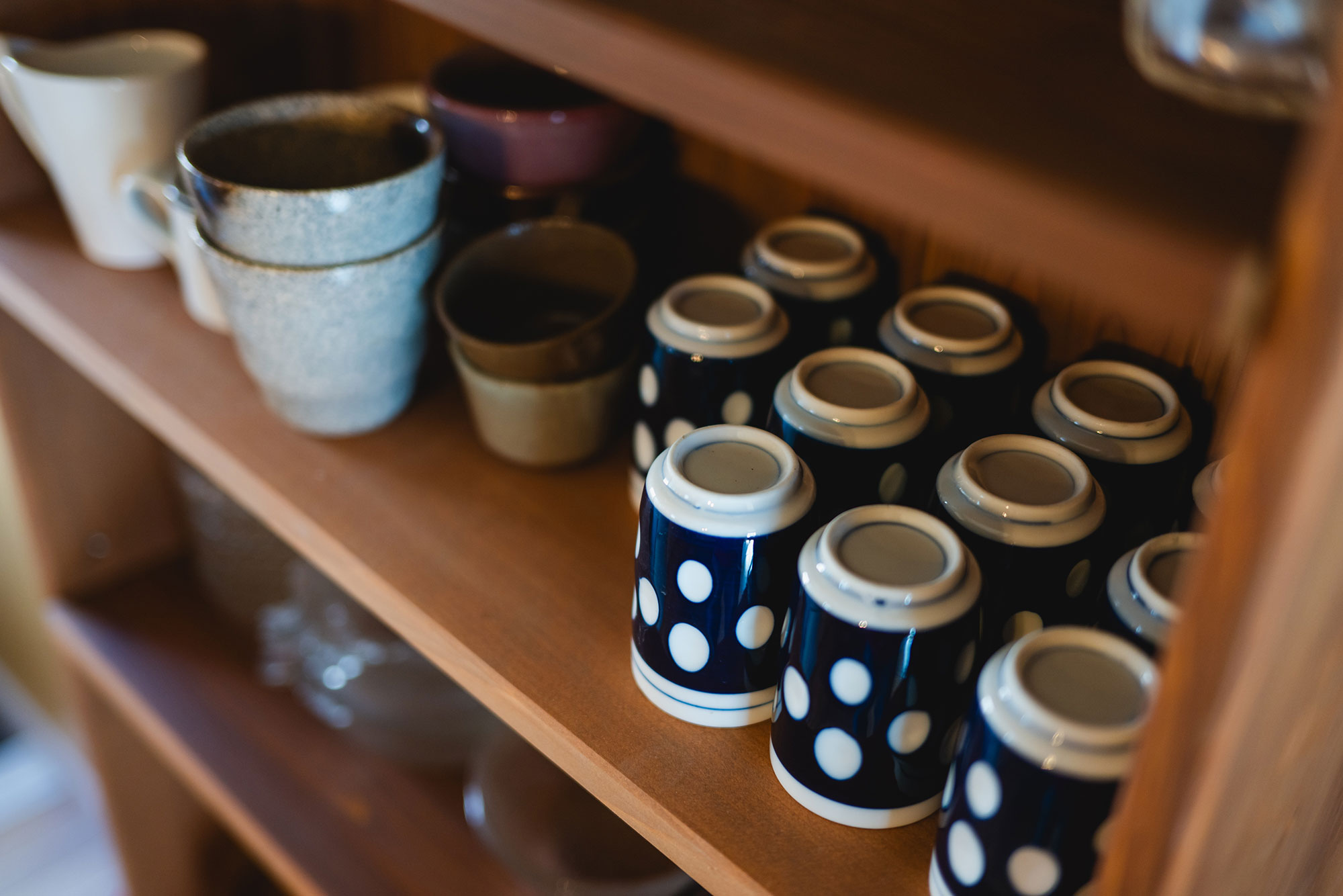 写真:戸棚に並んだ湯呑みや茶碗