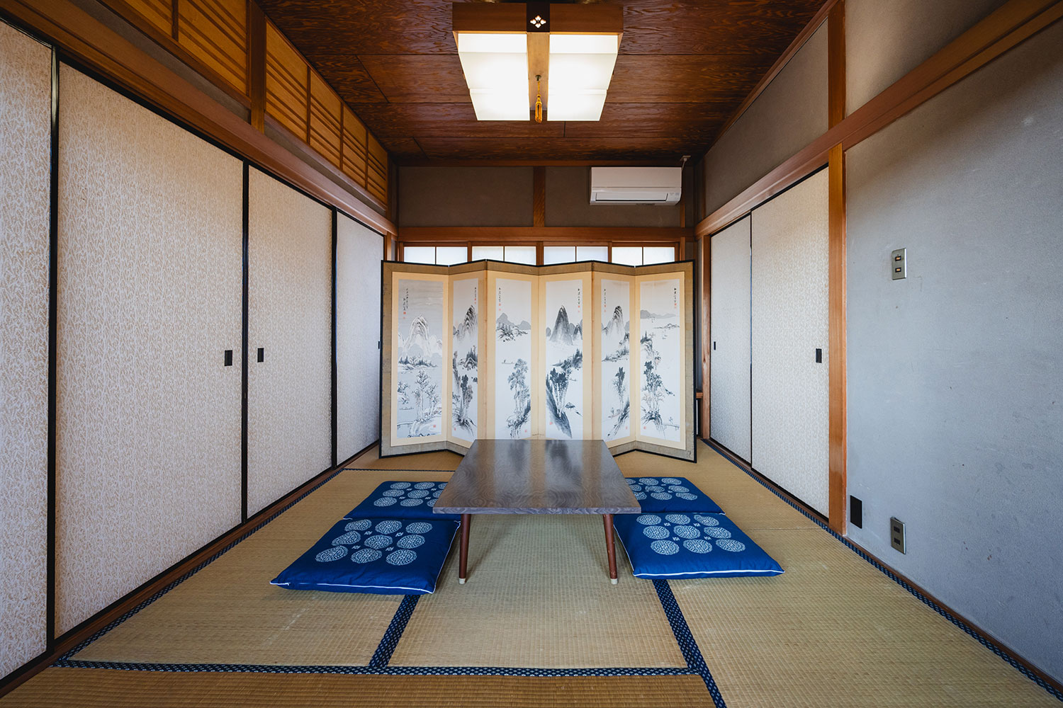 写真:屏風のある和室