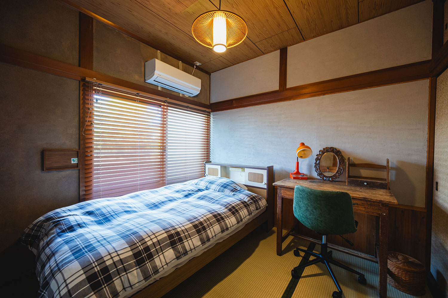 写真:シングルベッドと机のある和室。