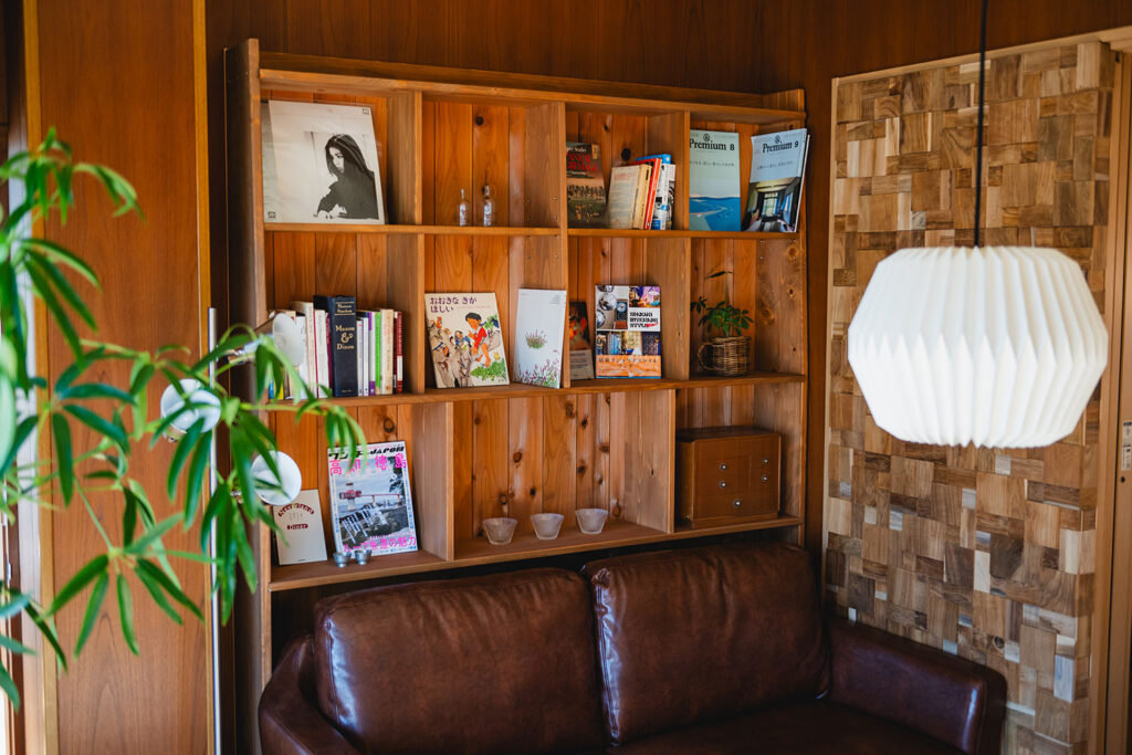 写真:ソファの後ろの本棚コーナー