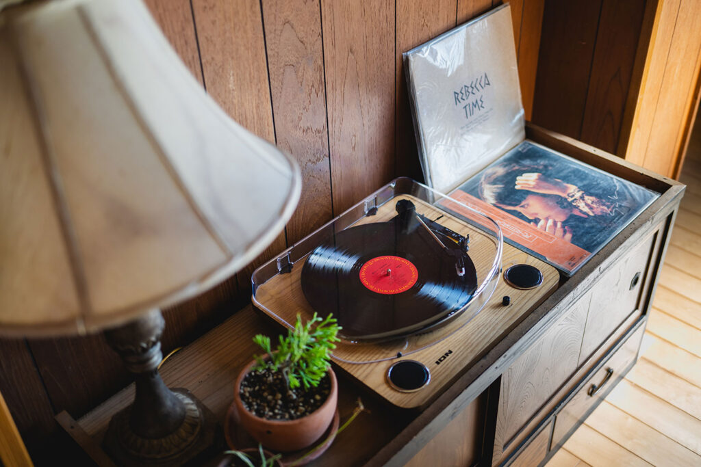 写真:レトロなレコードプレイヤーコーナー