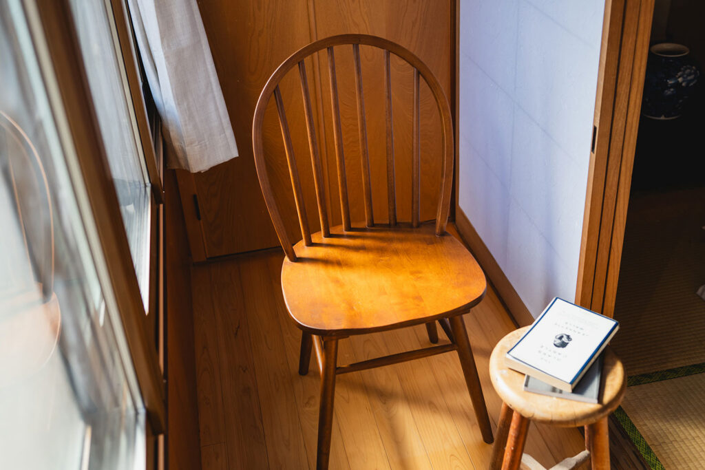 写真:陽の当たる窓際に置いた椅子と本