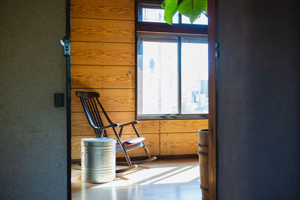 写真:廊下にロッキングチェアがあります