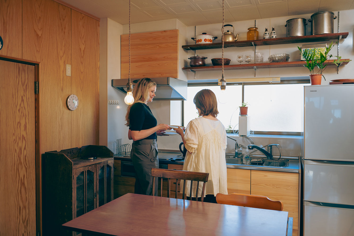 写真:キッチンを利用する2人の女性