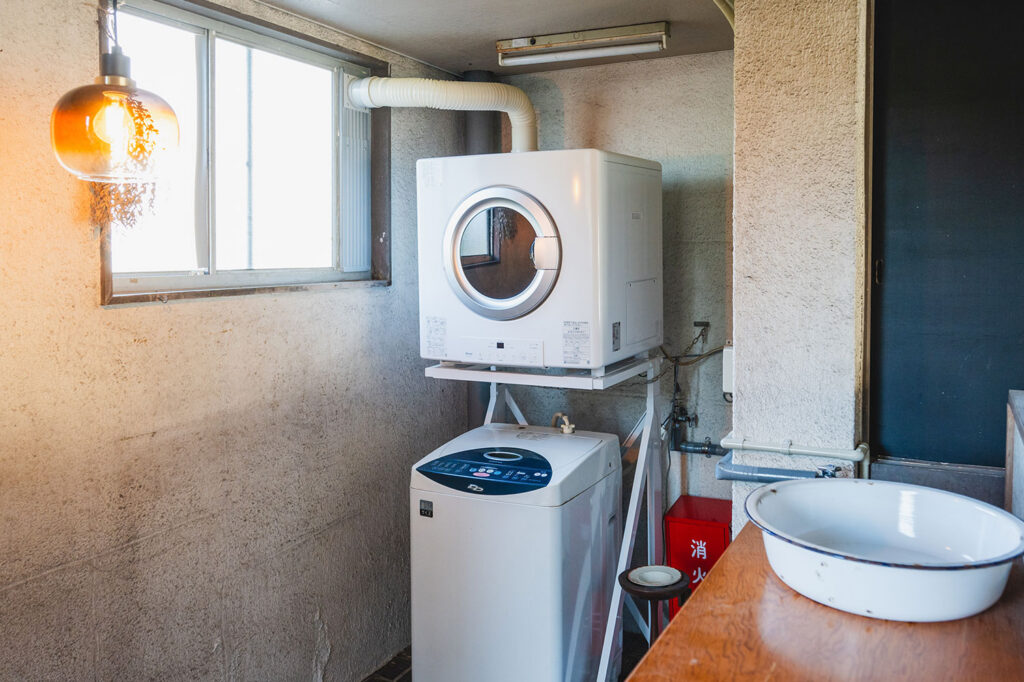 写真:洗濯機と乾燥機のあるランドリースペース