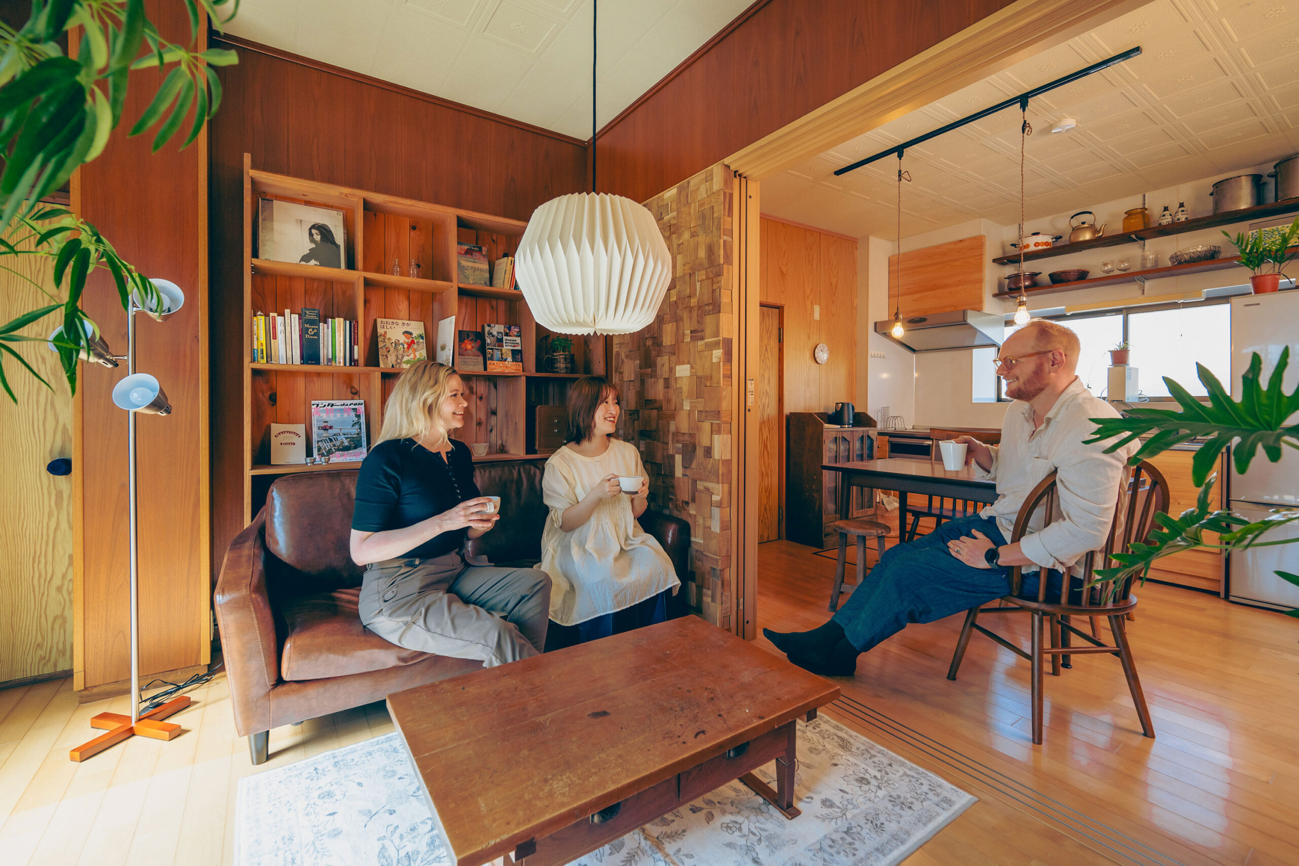 写真:リビングのソファで交流する3人