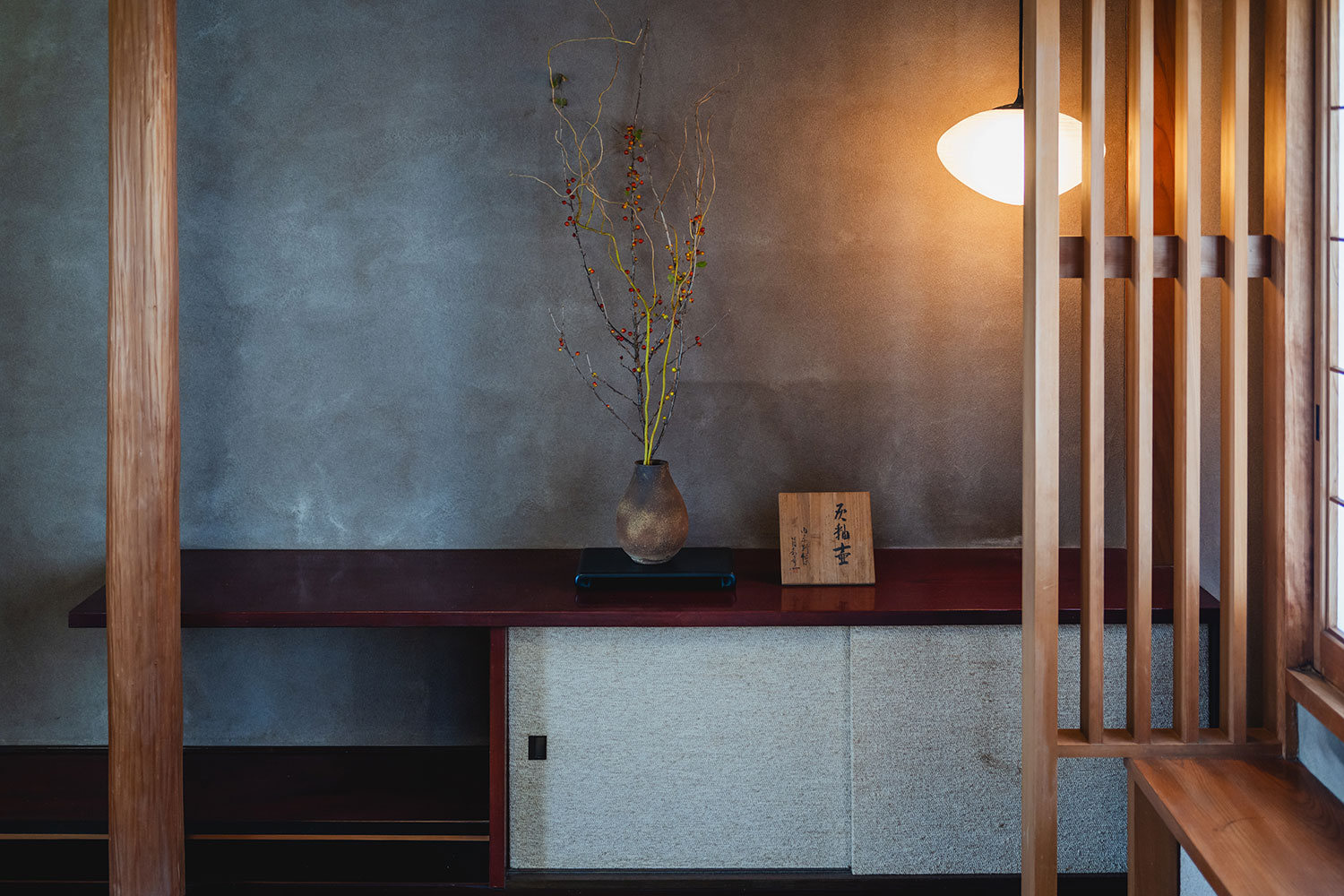 写真:植物を飾った床の間